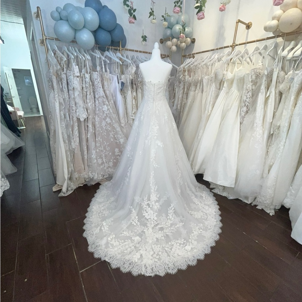 Pronovias White Lace Wedding Dress - Picture 3 of 3